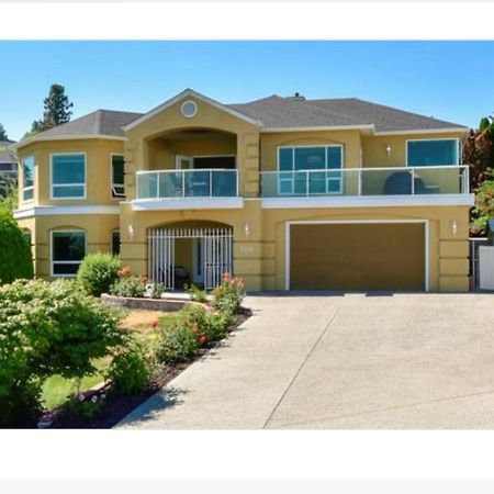Lake View Yellow House By Winary Resort West Kelowna Extérieur photo