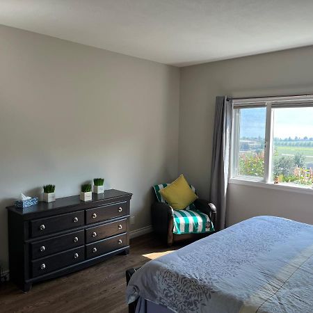 Lake View Yellow House By Winary Resort West Kelowna Extérieur photo