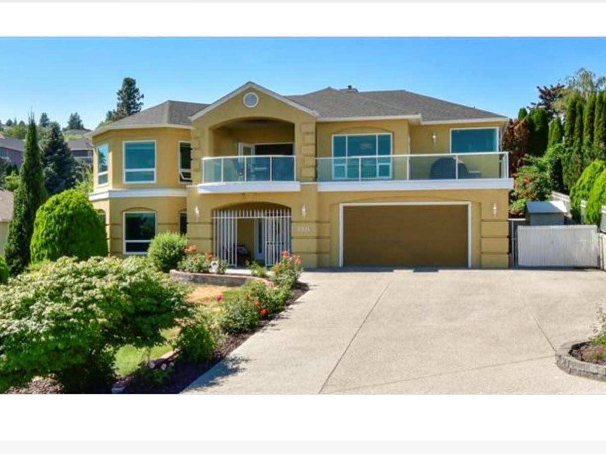 Lake View Yellow House By Winary Resort West Kelowna Extérieur photo