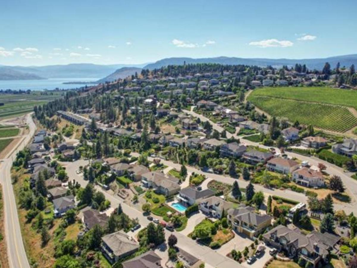 Lake View Yellow House By Winary Resort West Kelowna Extérieur photo