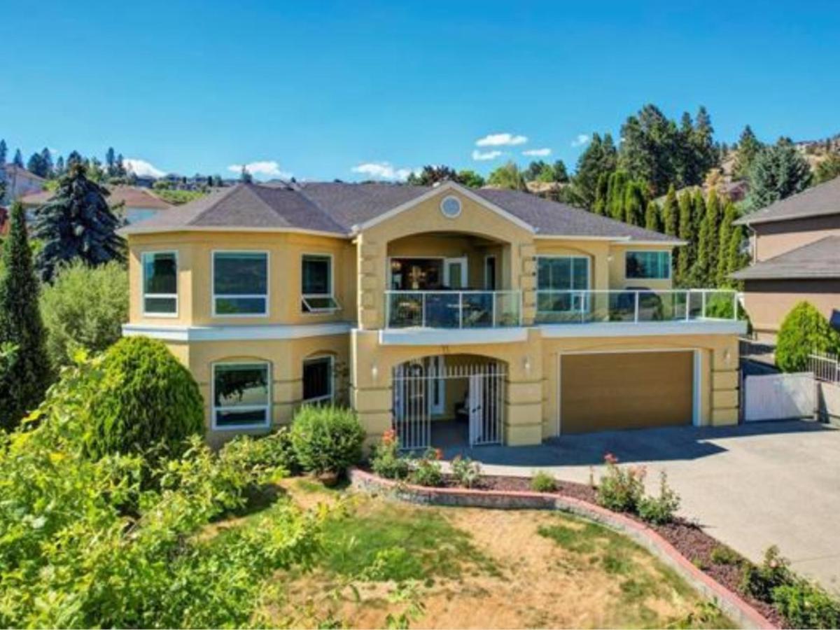 Lake View Yellow House By Winary Resort West Kelowna Extérieur photo