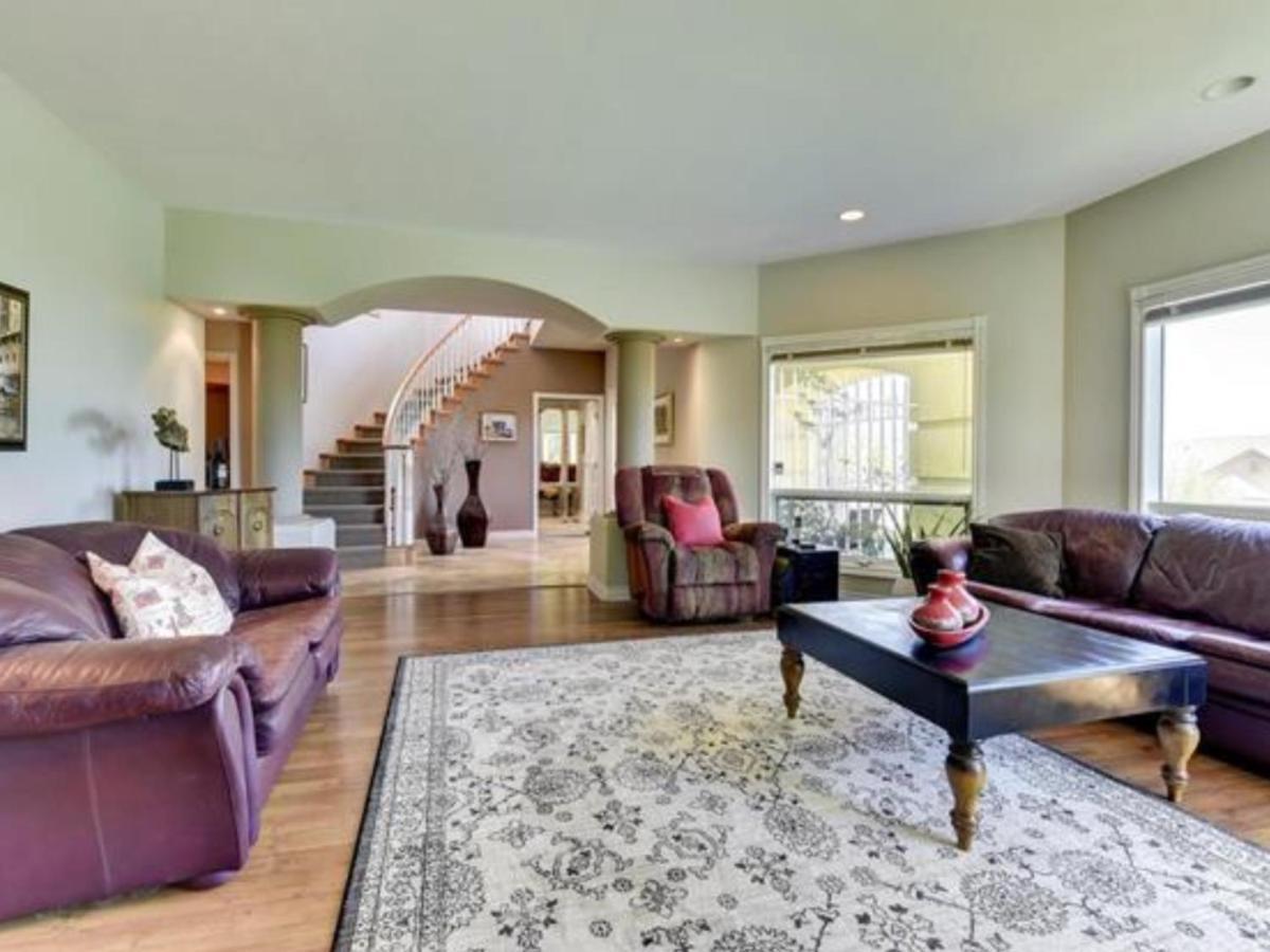 Lake View Yellow House By Winary Resort West Kelowna Extérieur photo