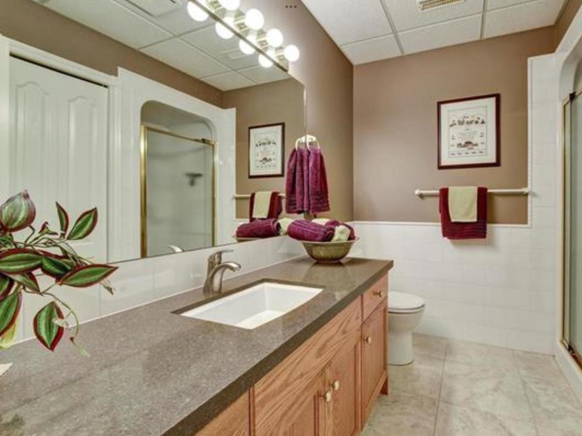 Lake View Yellow House By Winary Resort West Kelowna Extérieur photo