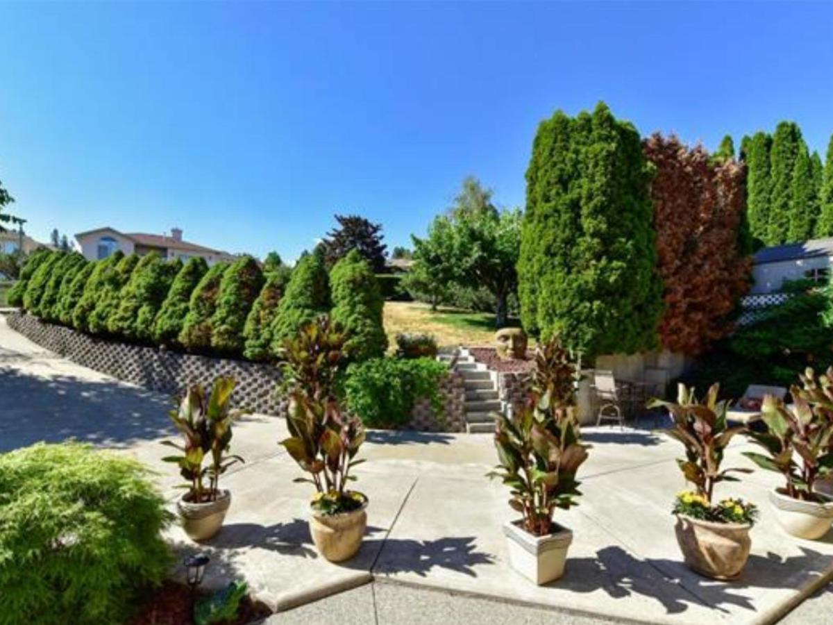 Lake View Yellow House By Winary Resort West Kelowna Extérieur photo