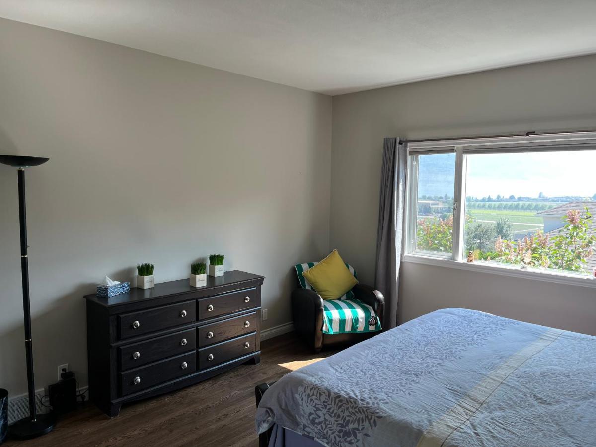 Lake View Yellow House By Winary Resort West Kelowna Extérieur photo